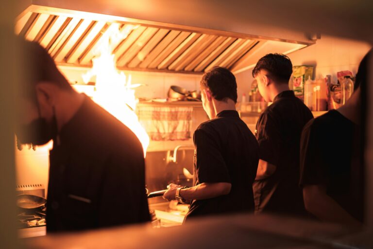 kuchnia restauracyjna z płonącą patelnią